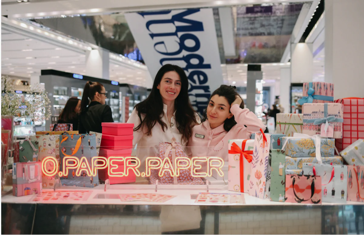Саломея Медзмариашвили и Нино Бубницкая в корнере O PAPER PAPER