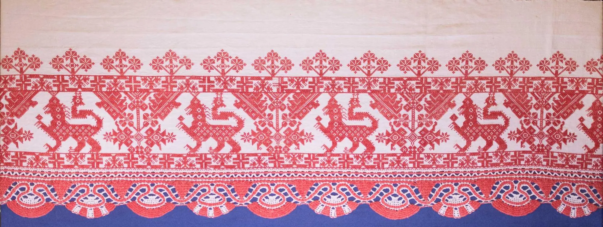 Красно-белый подзор «Барсы и древа»