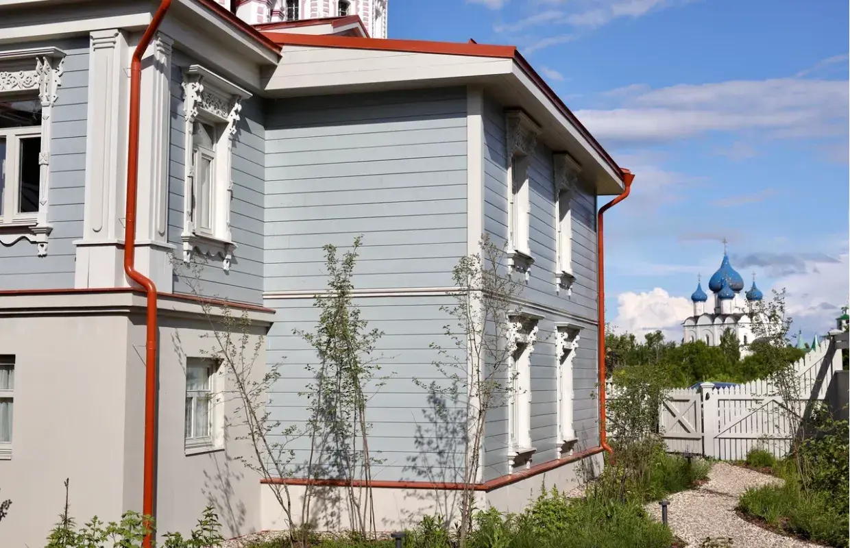 Светлый фасад Дома Керамики на Пушкарской улице