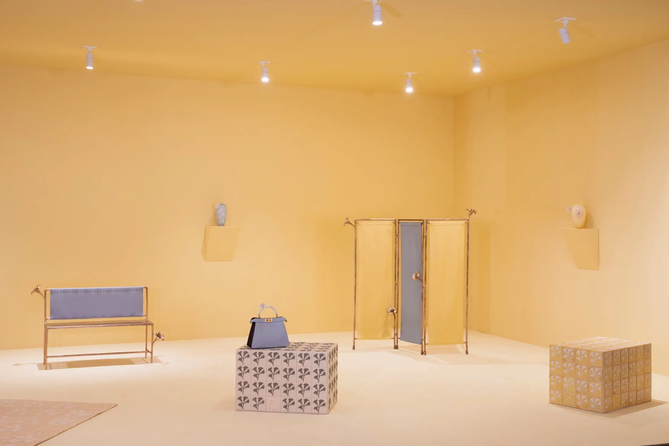 Инсталляция Fonderia Fendi в светлом салоне