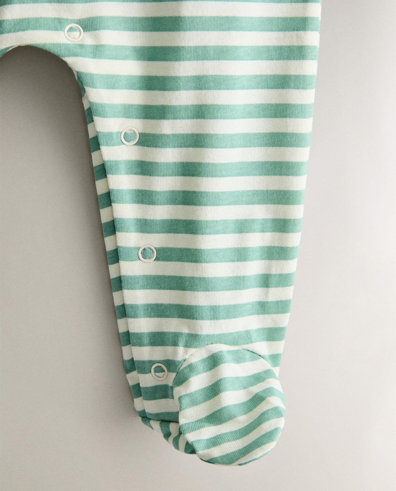 Детские ползунки ZARA HOME 4640/529/500 - из хлопка с изображением Микки Мауса (персонажа Disney), 1-3 месяца (62 см), цвет зеленый ракурс 2