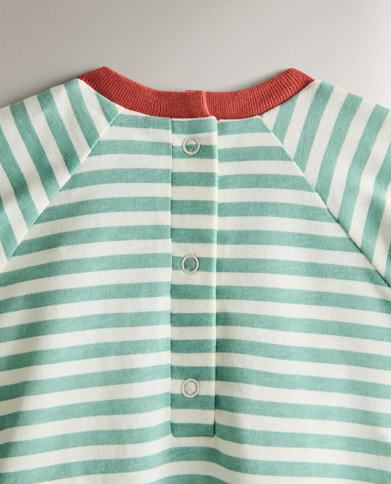 Детские ползунки ZARA HOME 4640/529/500 - из хлопка с изображением Микки Мауса (персонажа Disney), 1-3 месяца (62 см), цвет зеленый ракурс 3