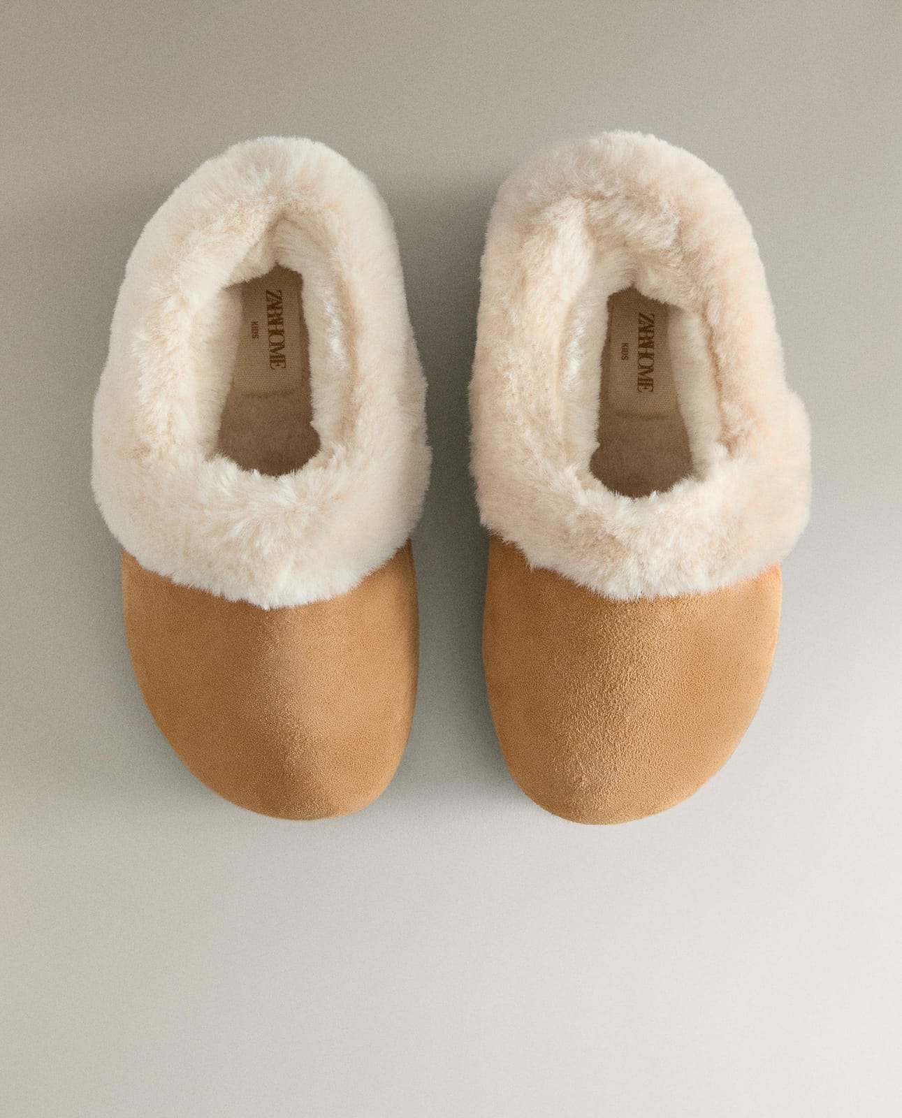 Детские тапочки ZARA HOME 3701/600/105 - из кожи с отделкой под мех, размер 22/23, цвет теплый бежевый ракурс 3