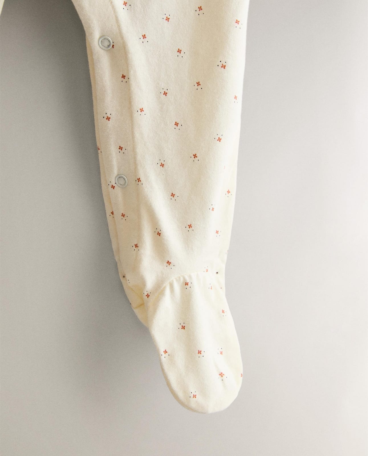 Детские ползунки ZARA HOME 4602/529/733 - из хлопка с цветочным узором, 3-6 месяцев (68 см), цвет кремовый ракурс 2