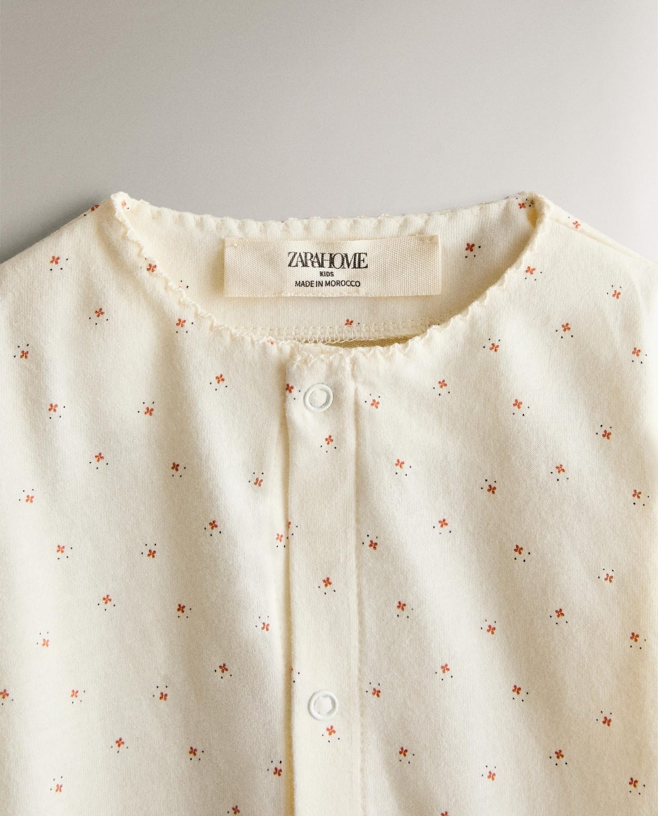 Детские ползунки ZARA HOME 4602/529/733 - из хлопка с цветочным узором, 3-6 месяцев (68 см), цвет кремовый ракурс 3