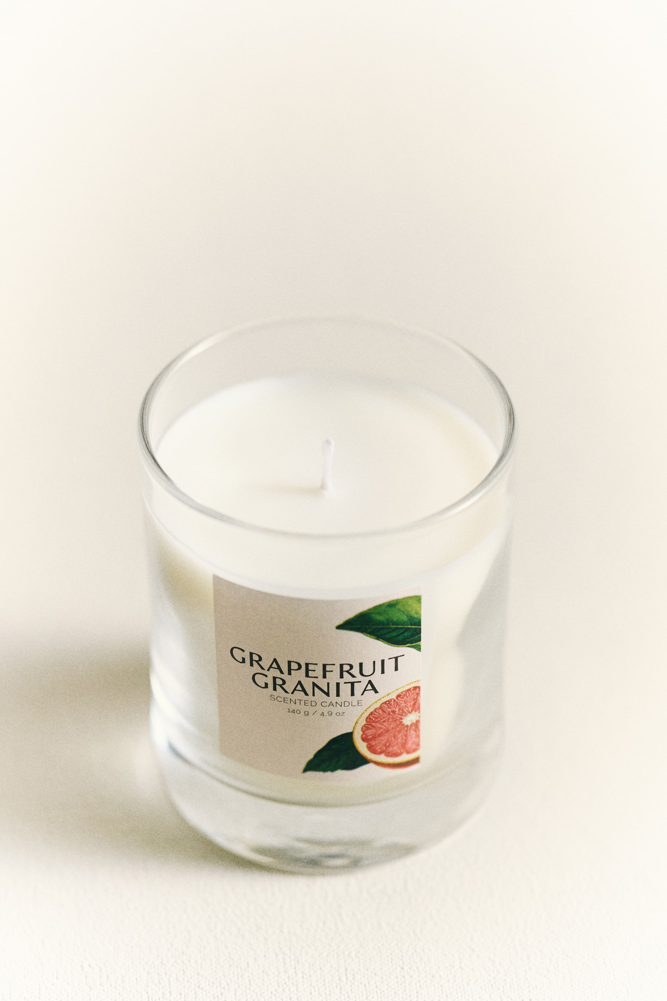 Ароматическая свеча в стеклянном контейнере H&M Запах Grapefruit Granita 8,5х7 см ракурс 3