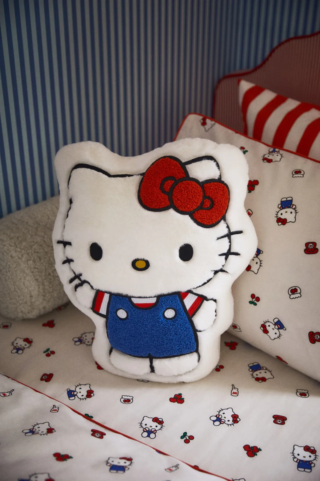 Подушка H&M в форме Hello Kitty, размер 36х45 см, цвет белый ракурс 4