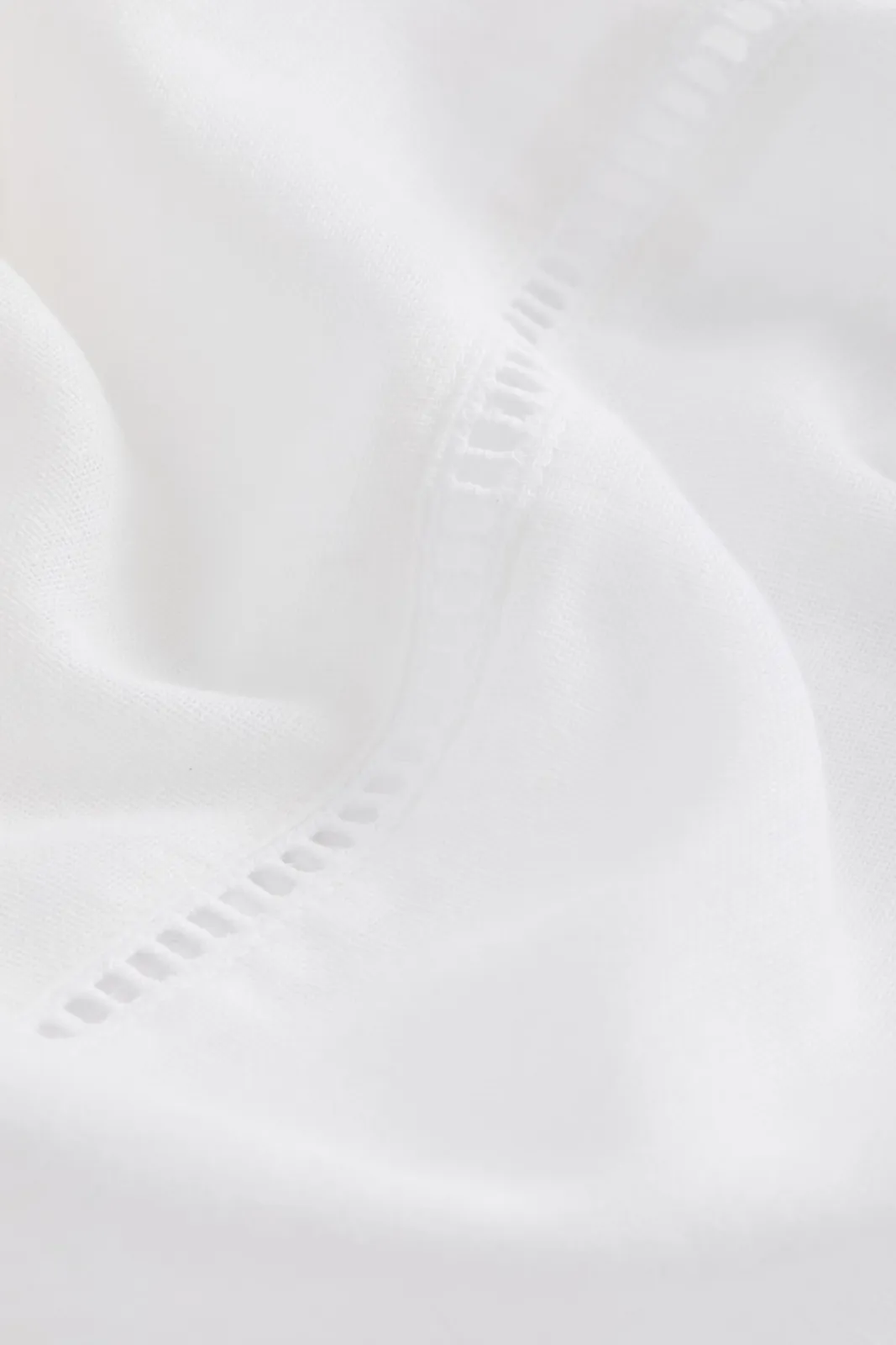 Короткая штора H&M с ажурной вставкой - размер 75х250 см, цвет белый ракурс 2