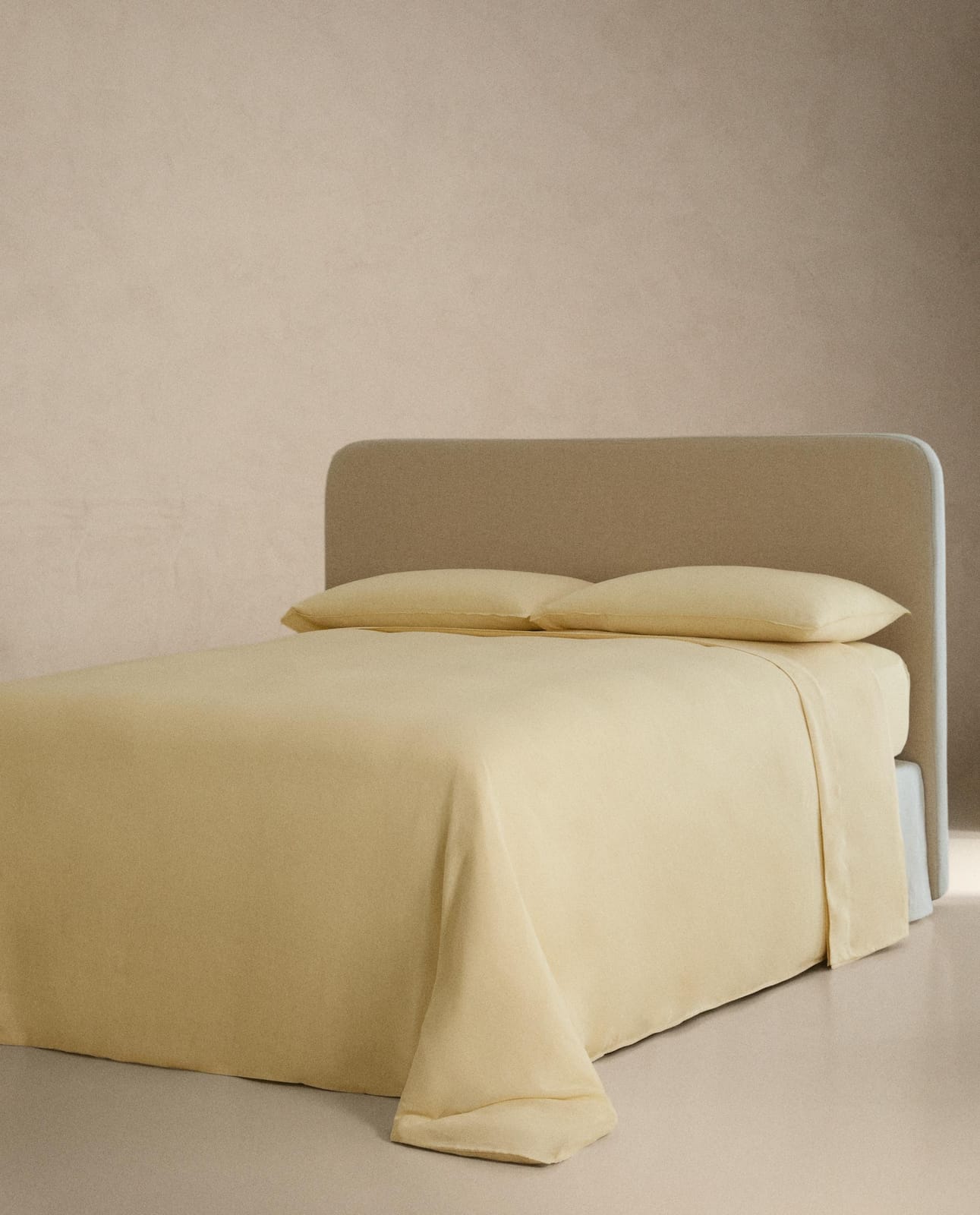 ZARA HOME Простыня на резинке из льна с эффектом стирки (140 г/м²) ракурс 6
