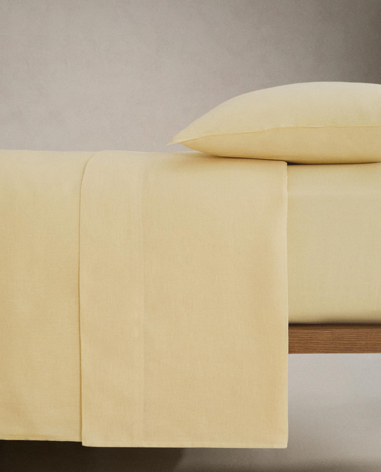 ZARA HOME Простыня на резинке из льна с эффектом стирки (140 г/м²) ракурс 8