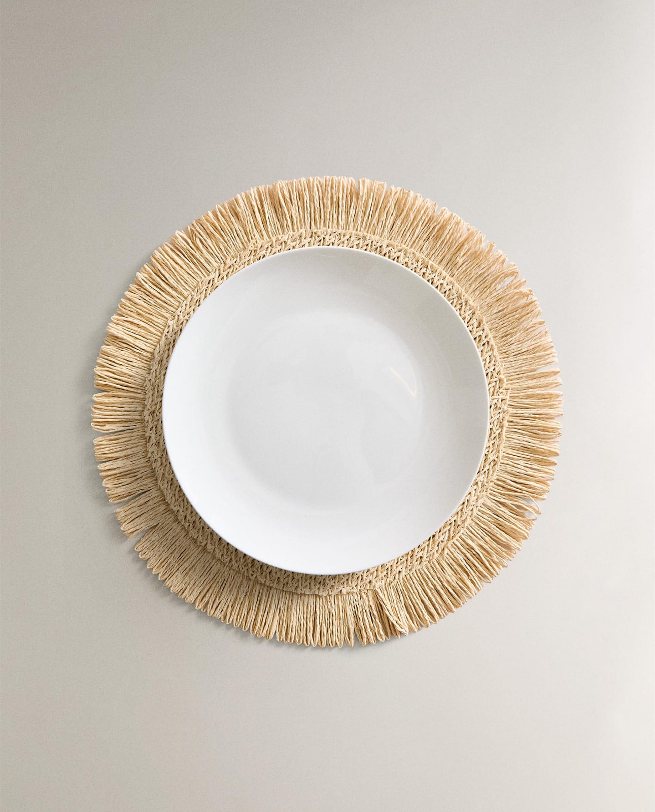 ZARA HOME БУМАЖНАЯ ПОДСТАВКА ПОД ТАРЕЛКУ С БАХРОМОЙ (КОМПЛЕКТ 2 ШТ.) ракурс 2