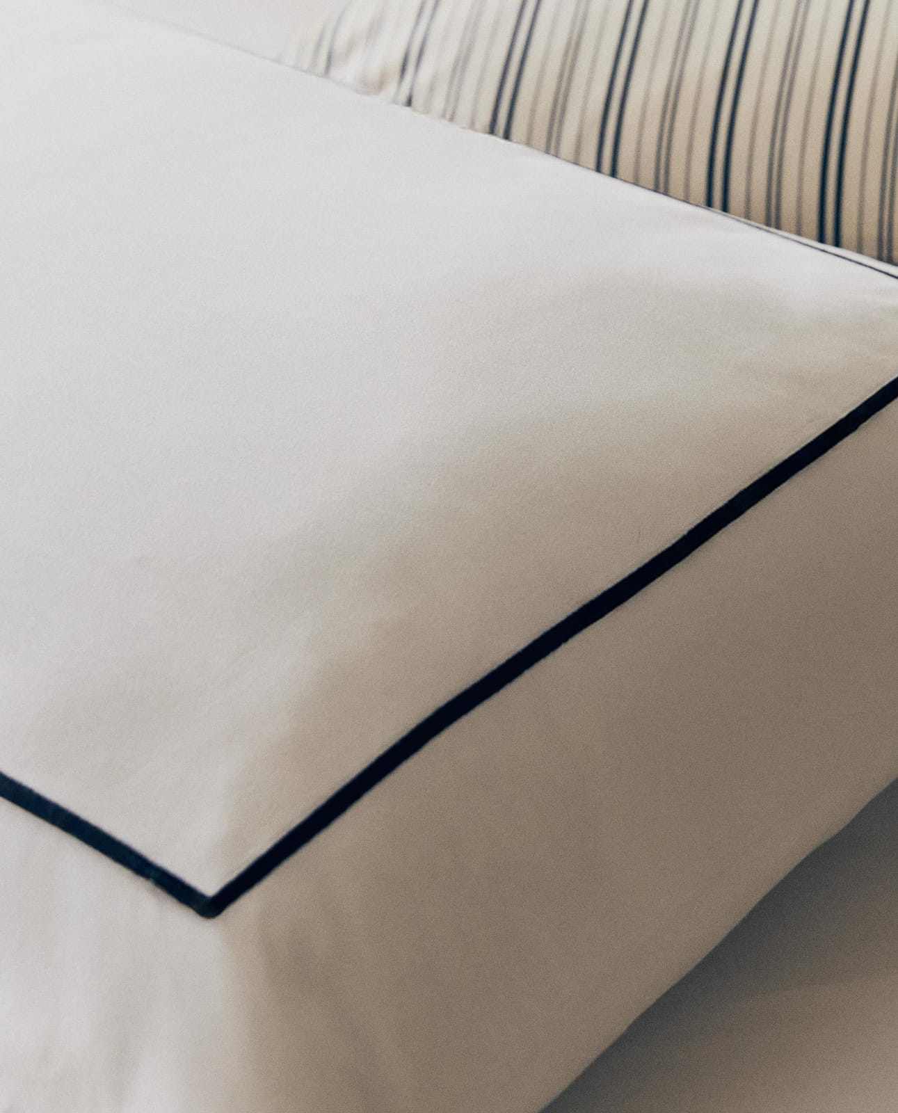 ZARA HOME САТИНОВАЯ НАВОЛОЧКА НА ПОДУШКУ С ОБТАЧКОЙ ракурс 9