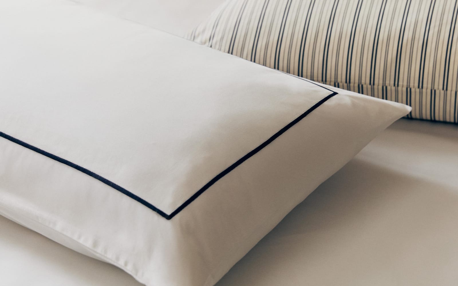 ZARA HOME САТИНОВАЯ НАВОЛОЧКА НА ПОДУШКУ С ОБТАЧКОЙ ракурс 8