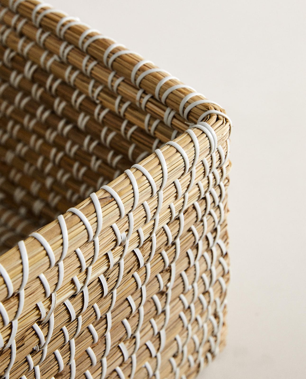 ZARA HOME ПРЯМОУГОЛЬНАЯ КОНТРАСТНАЯ КОРЗИНА ракурс 5