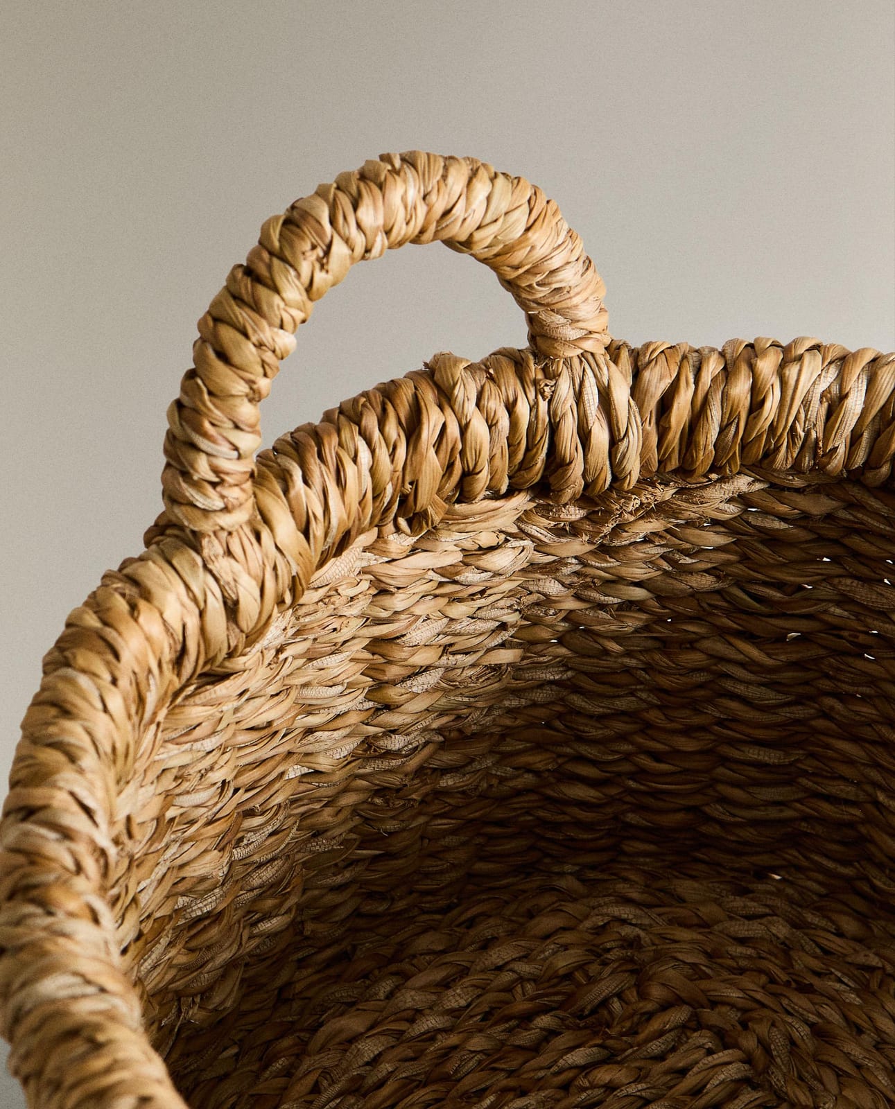 ZARA HOME ЦИЛИНДРИЧЕСКАЯ КОРЗИНА ИЗ МОРСКОЙ ТРАВЫ ракурс 5