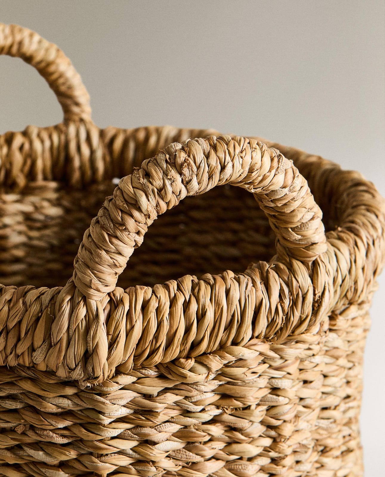 ZARA HOME ЦИЛИНДРИЧЕСКАЯ КОРЗИНА ИЗ МОРСКОЙ ТРАВЫ ракурс 2