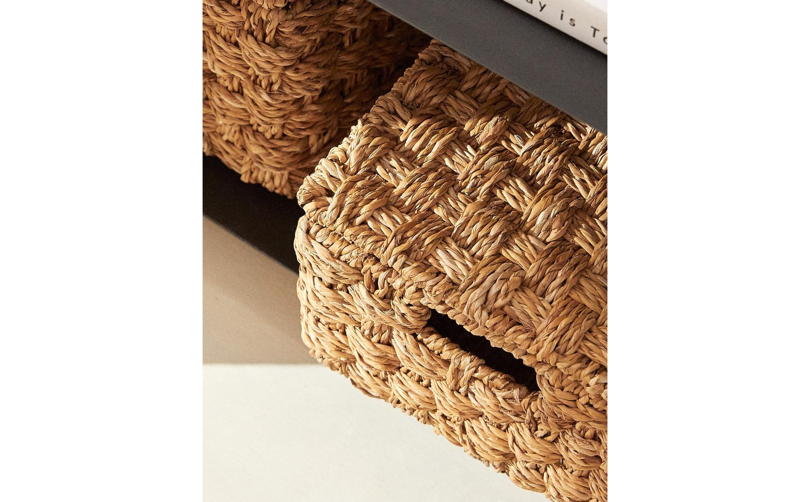 ZARA HOME ПРЯМОУГОЛЬНАЯ КОРЗИНА С КРЫШКОЙ ИЗ МОРСКОЙ ТРАВЫ ракурс 8