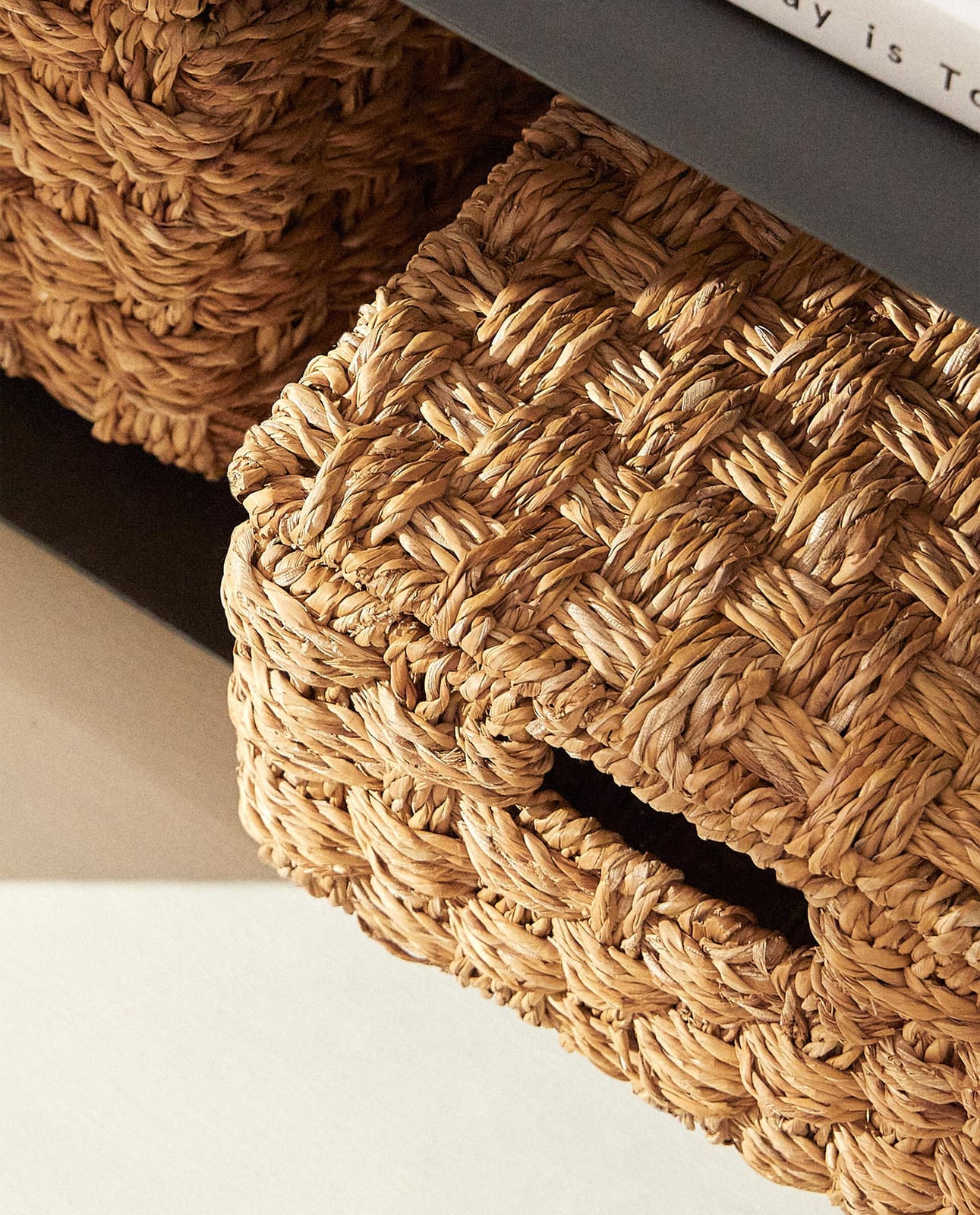 ZARA HOME ПРЯМОУГОЛЬНАЯ КОРЗИНА С КРЫШКОЙ ИЗ МОРСКОЙ ТРАВЫ ракурс 7