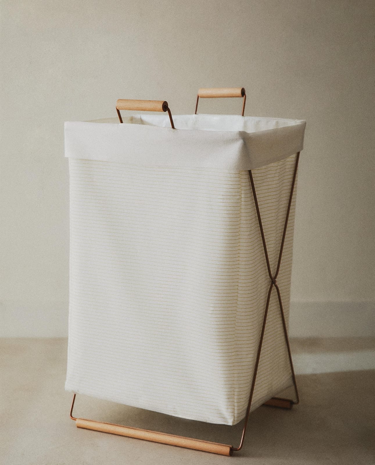 ZARA HOME СКЛАДНАЯ КОРЗИНА ДЛЯ СТИРКИ ракурс 7