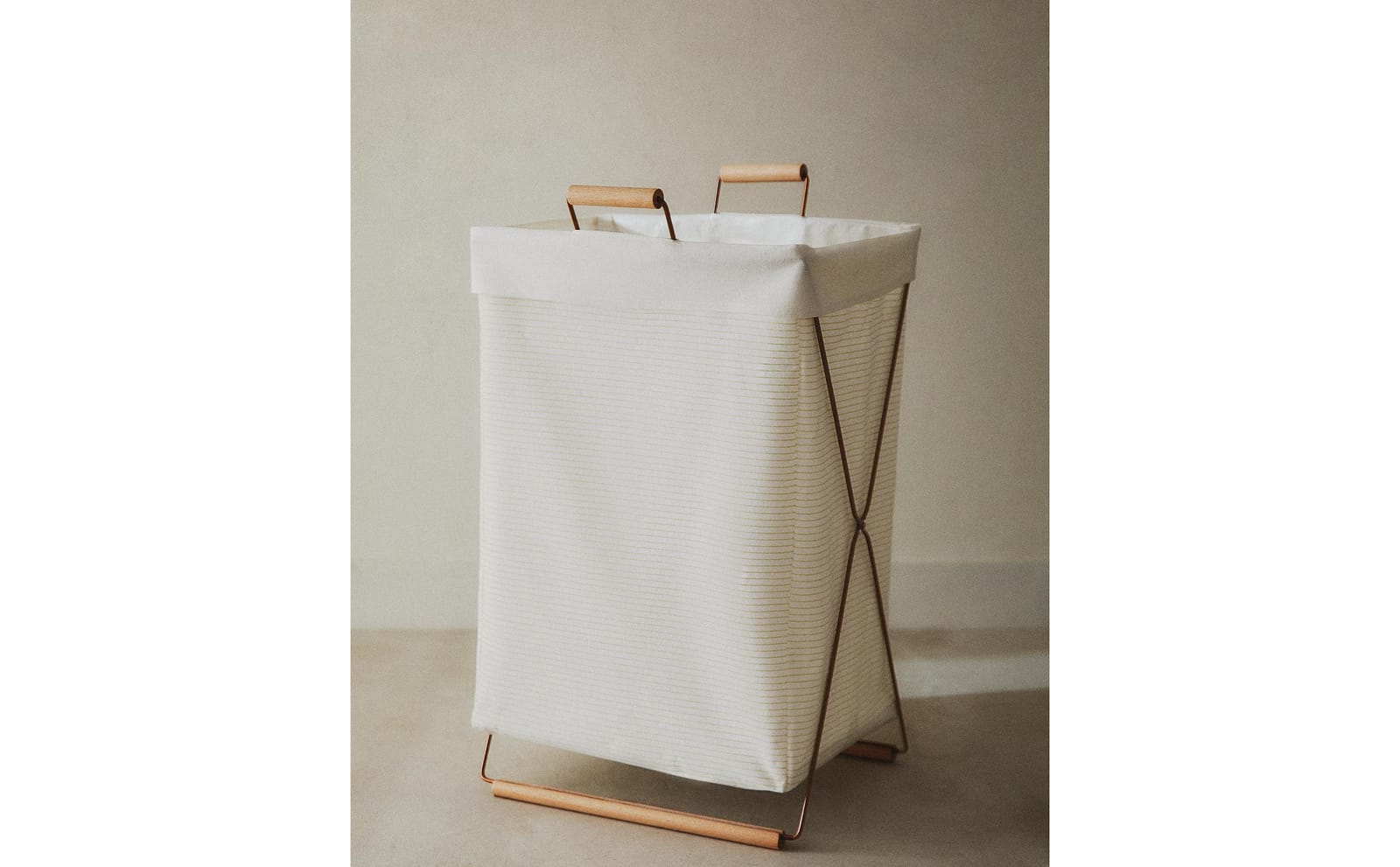 ZARA HOME СКЛАДНАЯ КОРЗИНА ДЛЯ СТИРКИ ракурс 10