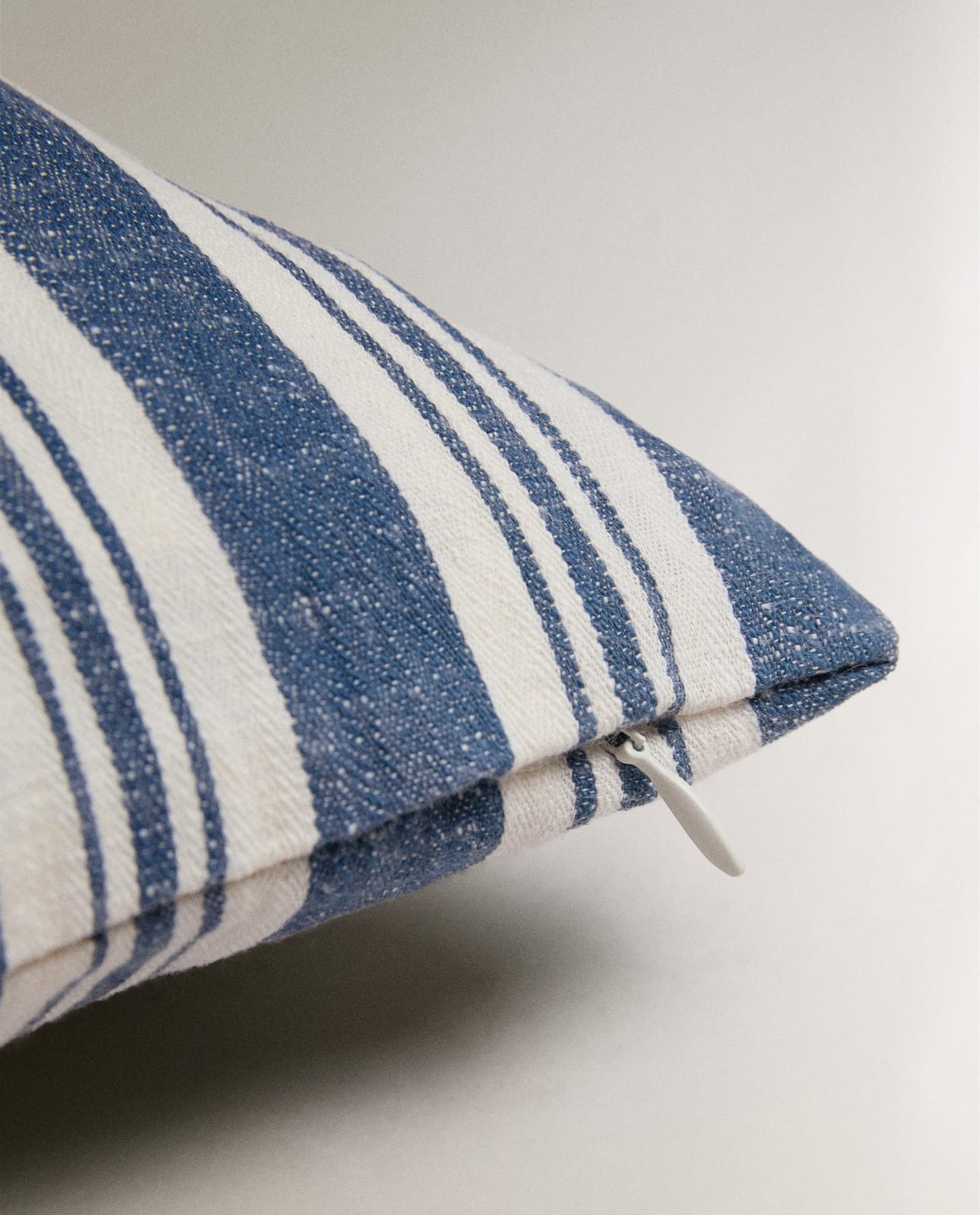 ZARA HOME НАВОЛОЧКА ДЛЯ ДЕКОРАТИВНОЙ ПОДУШКИ В ПОЛОСКУ ракурс 2