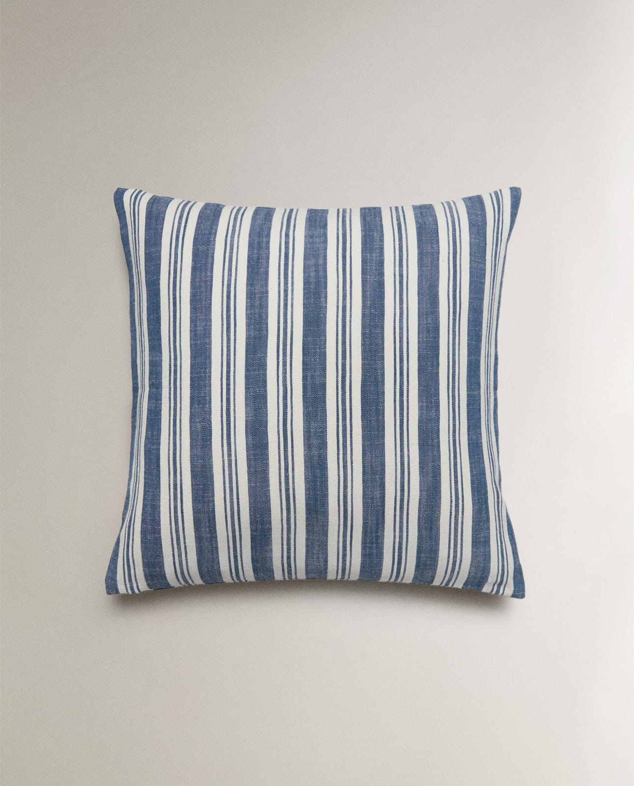 Наволочка декоративная ZARA HOME полосатая синяя 45 x 45 см