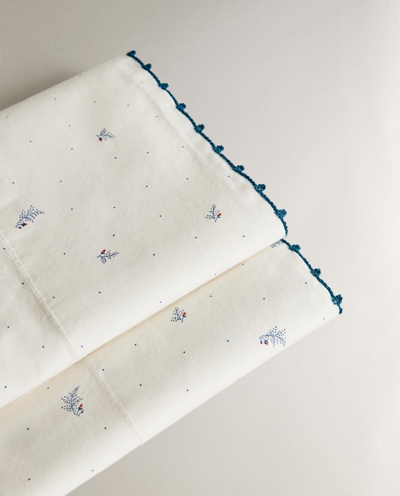 ZARA HOME КОМПЛЕКТ ПОСТЕЛЬНОГО БЕЛЬЯ ДЛЯ МИНИ-ЛЮЛЬКИ С ЛИСТЬЯМИ И ГОРОШКОМ ракурс 5