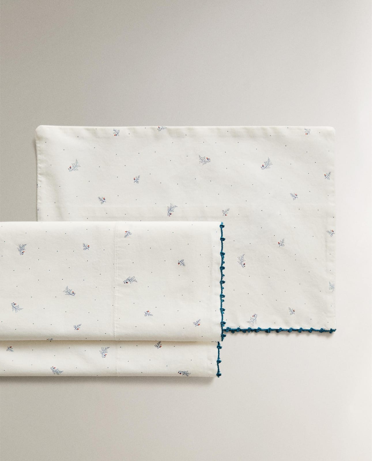 Комплект постельного белья ZARA HOME КОМПЛЕКТ ПОСТЕЛЬНОГО БЕЛЬЯ ДЛЯ МИНИ-КОРЗИНЫ С ЛИСТЬЯМИ И ГОРОШКОМ BIAŁY/GRANATOWY 75 x 100 cm