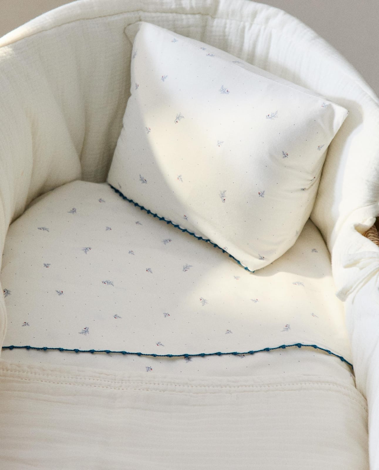 ZARA HOME КОМПЛЕКТ ПОСТЕЛЬНОГО БЕЛЬЯ ДЛЯ МИНИ-ЛЮЛЬКИ С ЛИСТЬЯМИ И ГОРОШКОМ ракурс 7