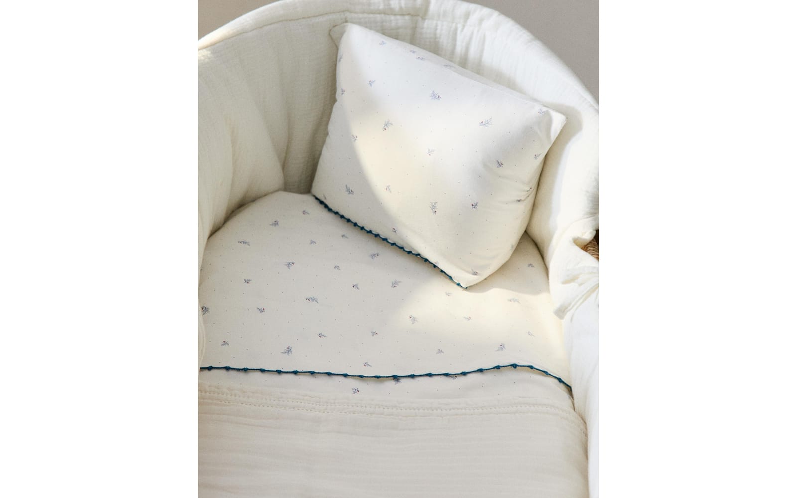 ZARA HOME КОМПЛЕКТ ПОСТЕЛЬНОГО БЕЛЬЯ ДЛЯ МИНИ-ЛЮЛЬКИ С ЛИСТЬЯМИ И ГОРОШКОМ ракурс 8