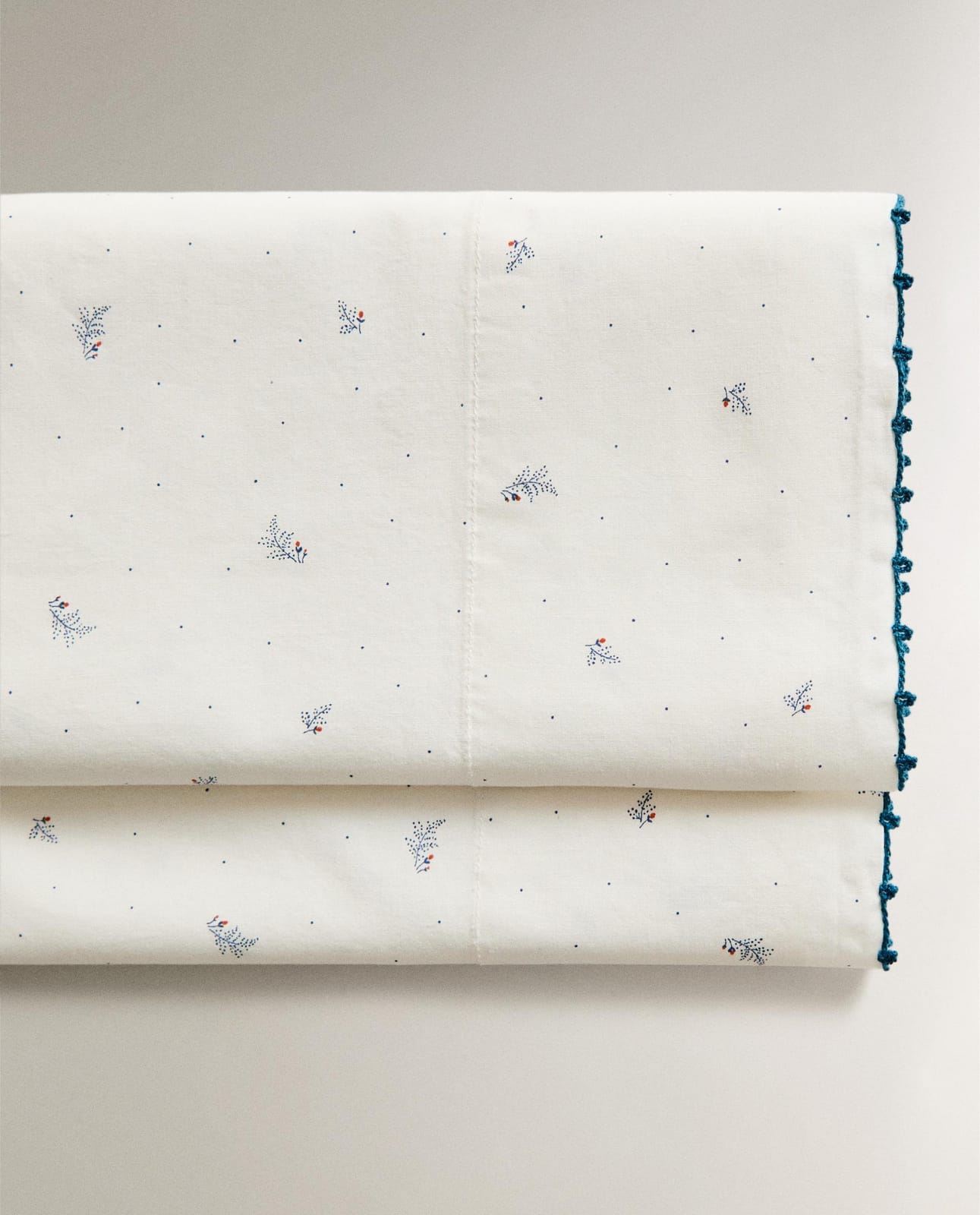ZARA HOME КОМПЛЕКТ ПОСТЕЛЬНОГО БЕЛЬЯ ДЛЯ МИНИ-ЛЮЛЬКИ С ЛИСТЬЯМИ И ГОРОШКОМ ракурс 3
