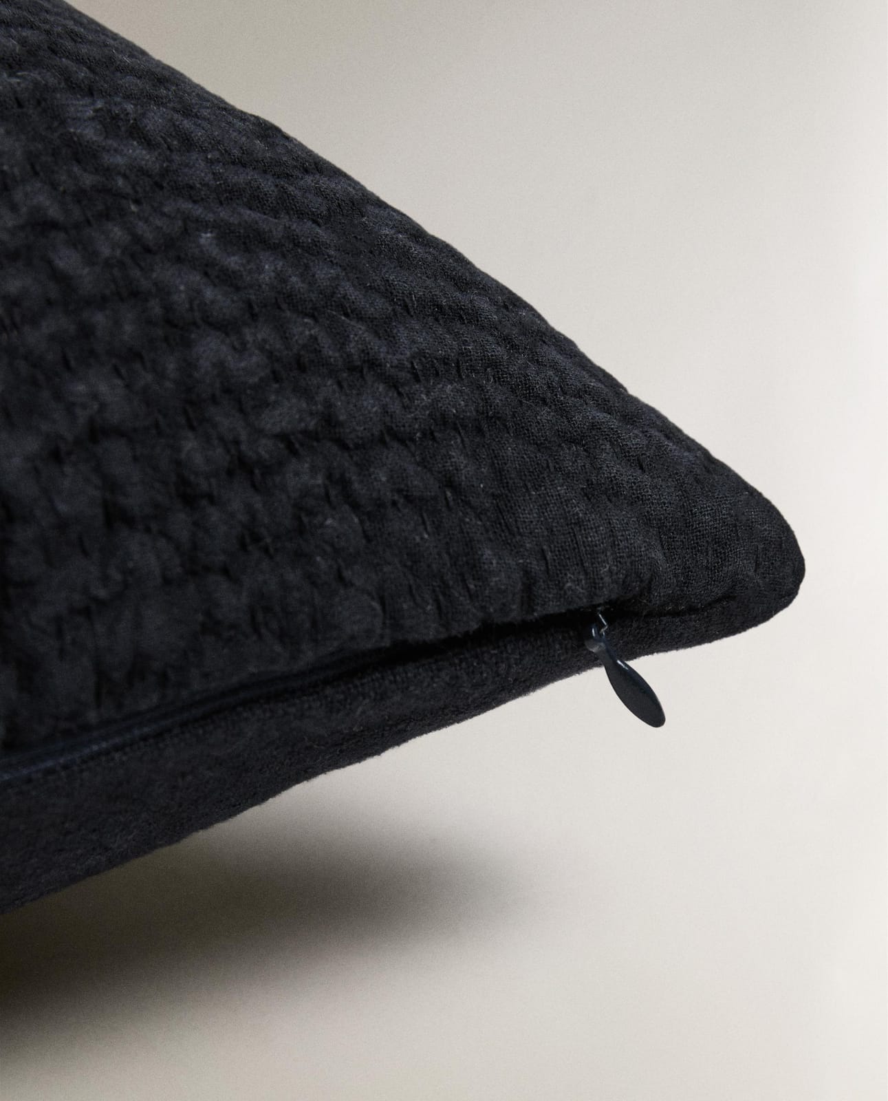 ZARA HOME Наволочка на подушку с рюшами ракурс 5