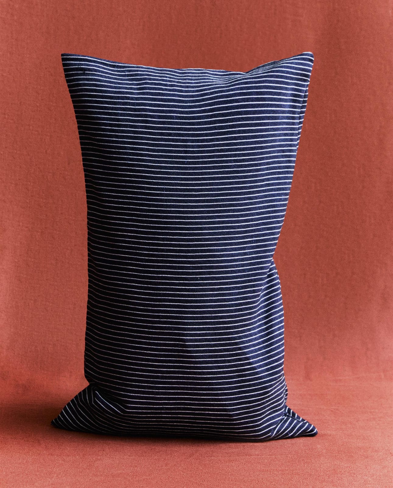 ZARA HOME Наволочка в тонкую полоску ракурс 7