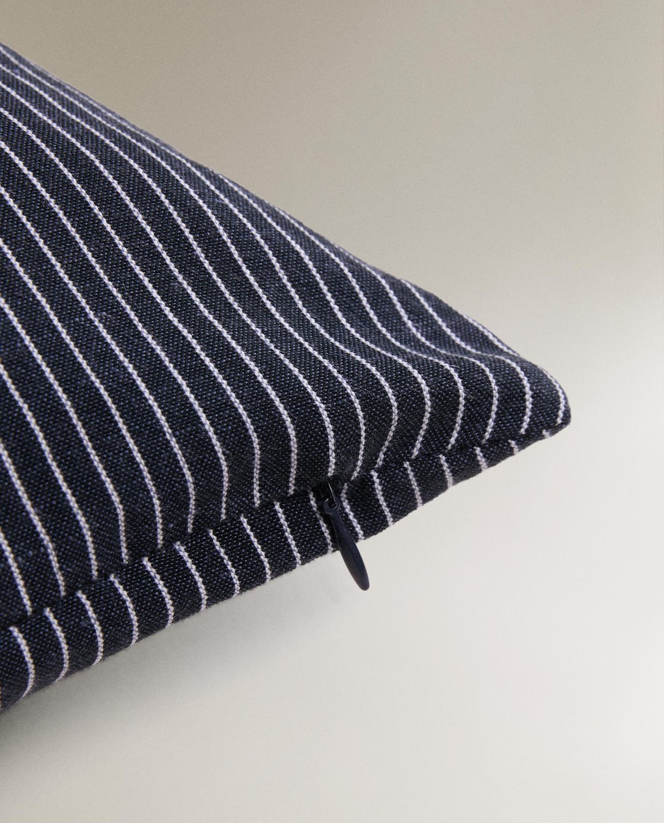 ZARA HOME Наволочка в тонкую полоску ракурс 2