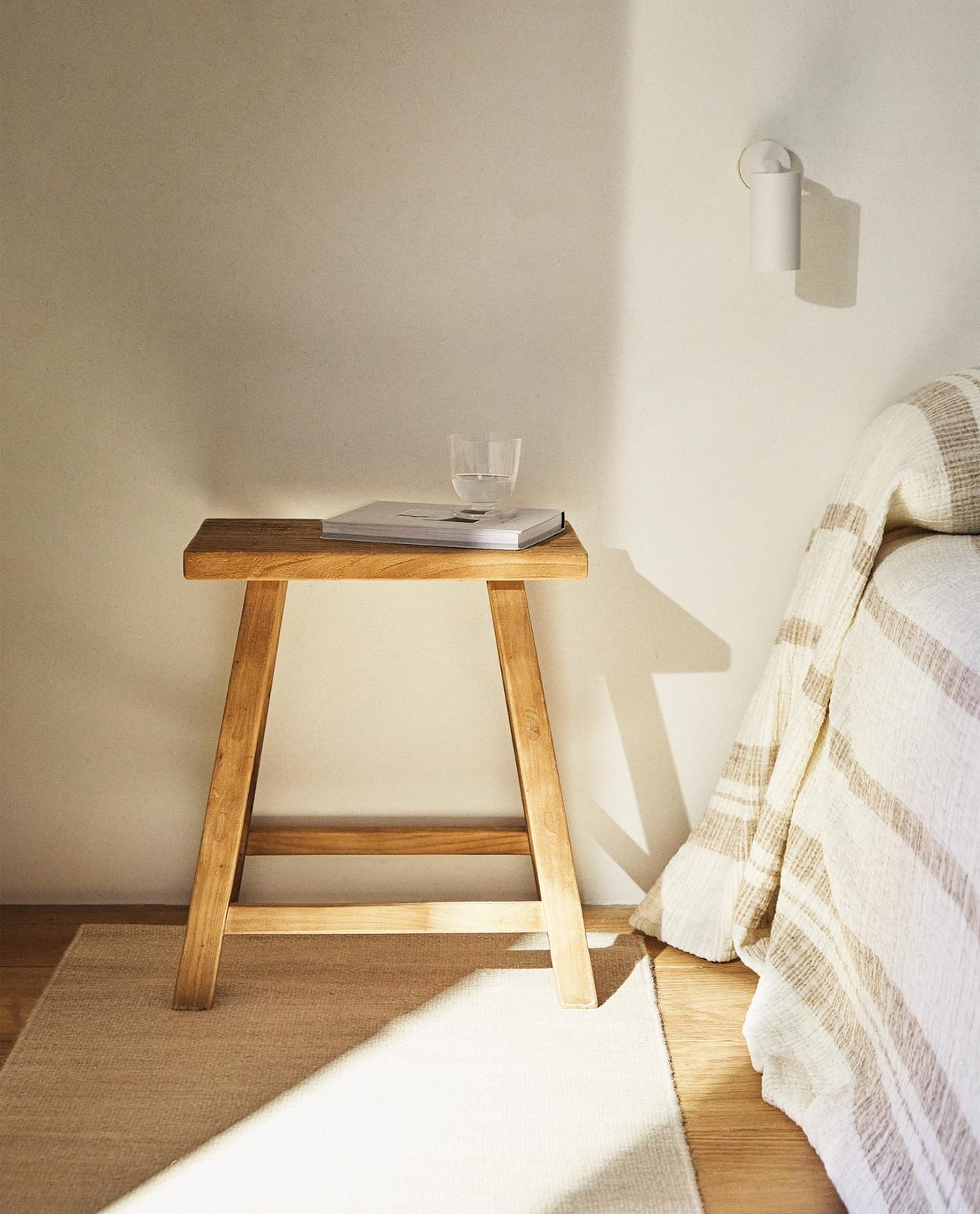 ZARA HOME ДЕРЕВЯННЫЙ ТАБУРЕТ ИЗ ВЯЗА ракурс 3