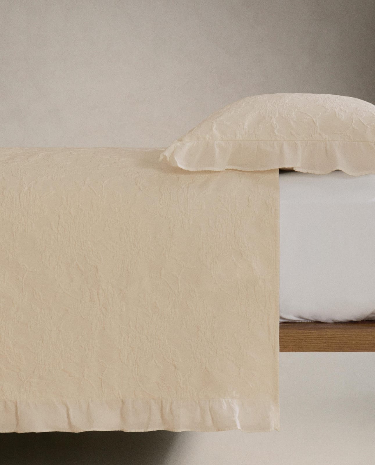 ZARA HOME Жаккардовое покрывало с оборкой ракурс 7