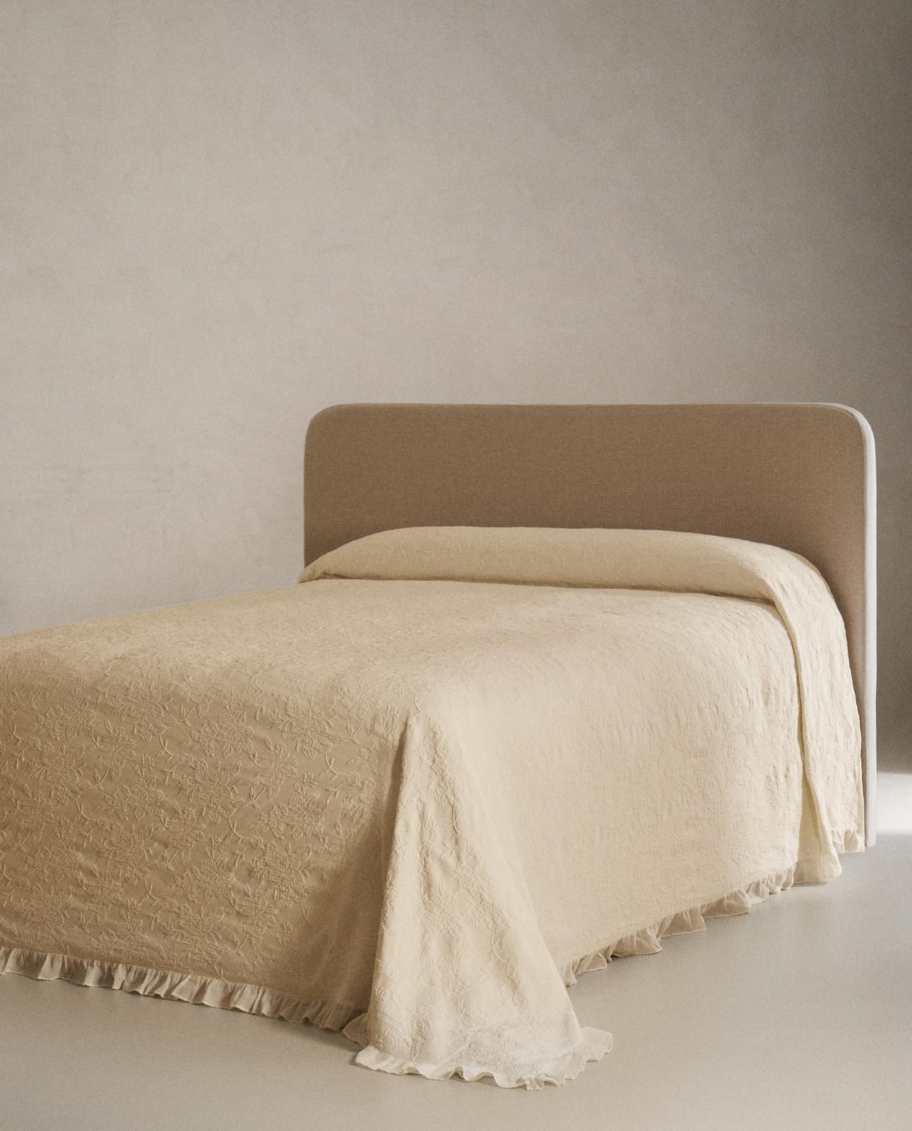 Покрывало ZARA HOME жаккардовая накидка с оборкой BEŻ 230 x 250 cm