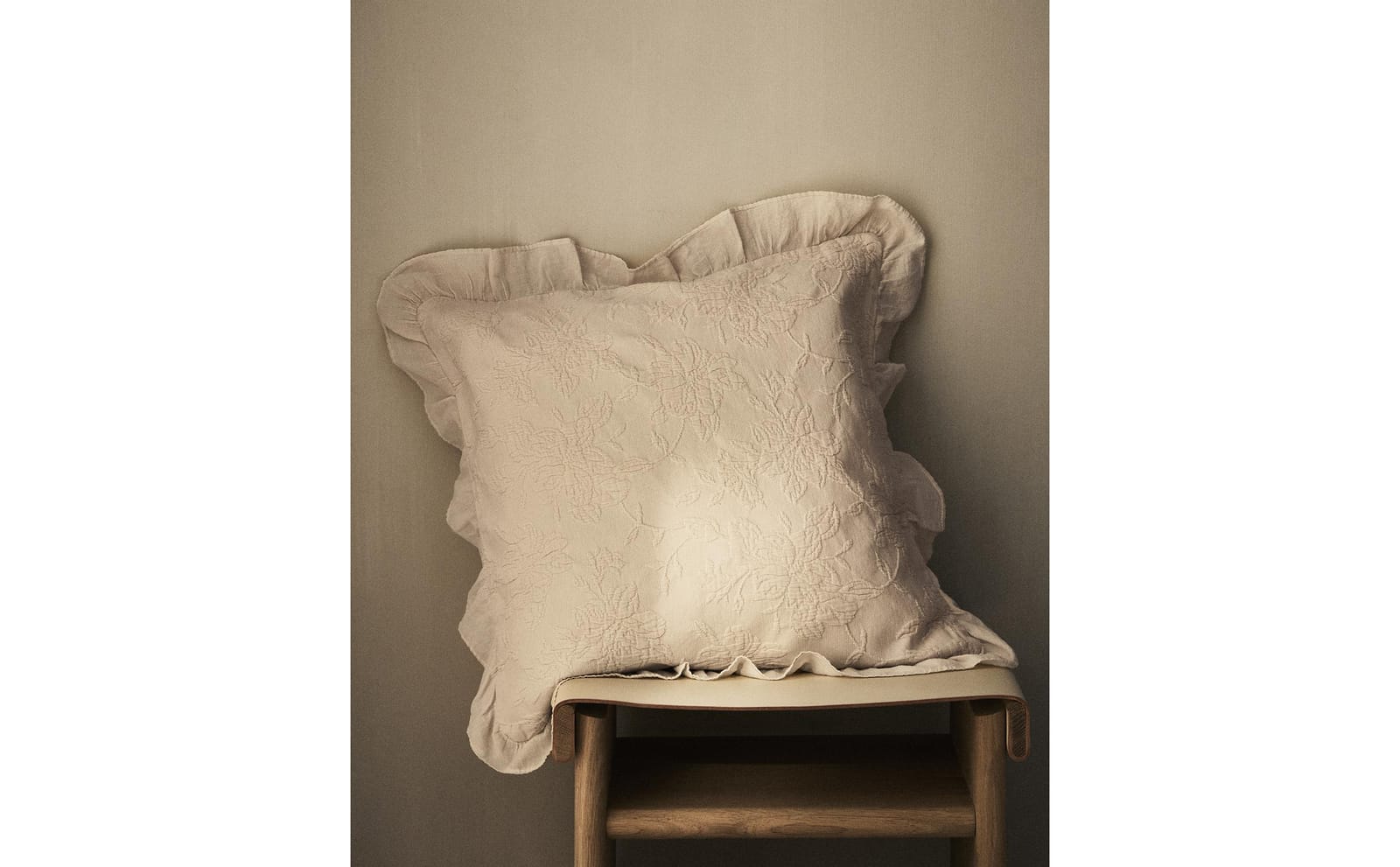 ZARA HOME ЖАКАРДОВАЯ НАВОЛОЧКА НА ДЕКОРАТИВНУЮ ПОДУШКУ С ВОЛАНАМИ ракурс 7