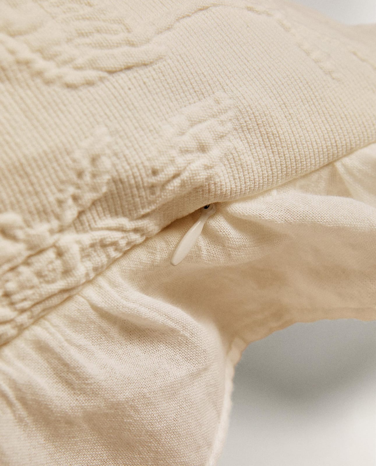 ZARA HOME ЖАКАРДОВАЯ НАВОЛОЧКА НА ДЕКОРАТИВНУЮ ПОДУШКУ С ВОЛАНАМИ ракурс 9