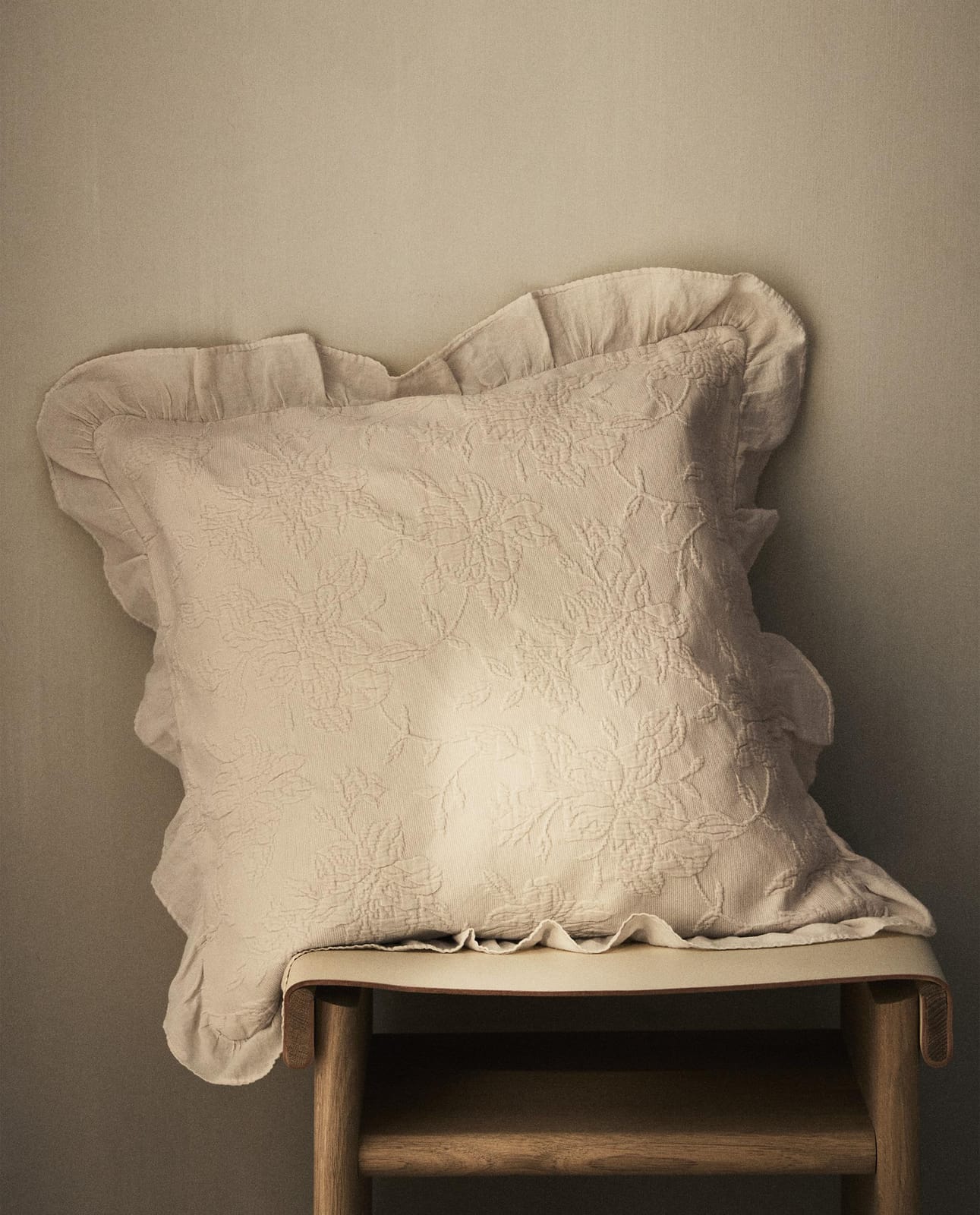 ZARA HOME ЖАКАРДОВАЯ НАВОЛОЧКА НА ДЕКОРАТИВНУЮ ПОДУШКУ С ВОЛАНАМИ ракурс 5