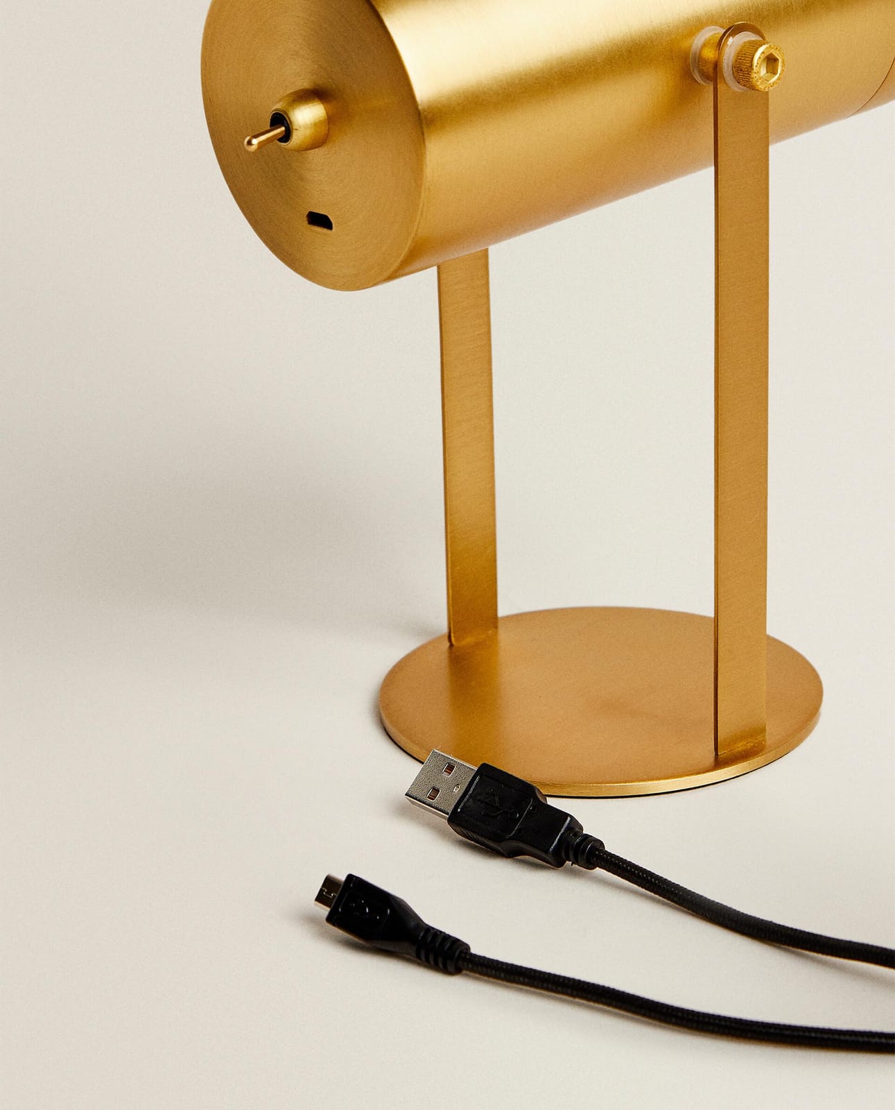 ZARA HOME ЛАМПА | НАСТОЛЬНЫЙ РЕФЛЕКТОР С ЗАРЯДКОЙ ЧЕРЕЗ USB ракурс 8