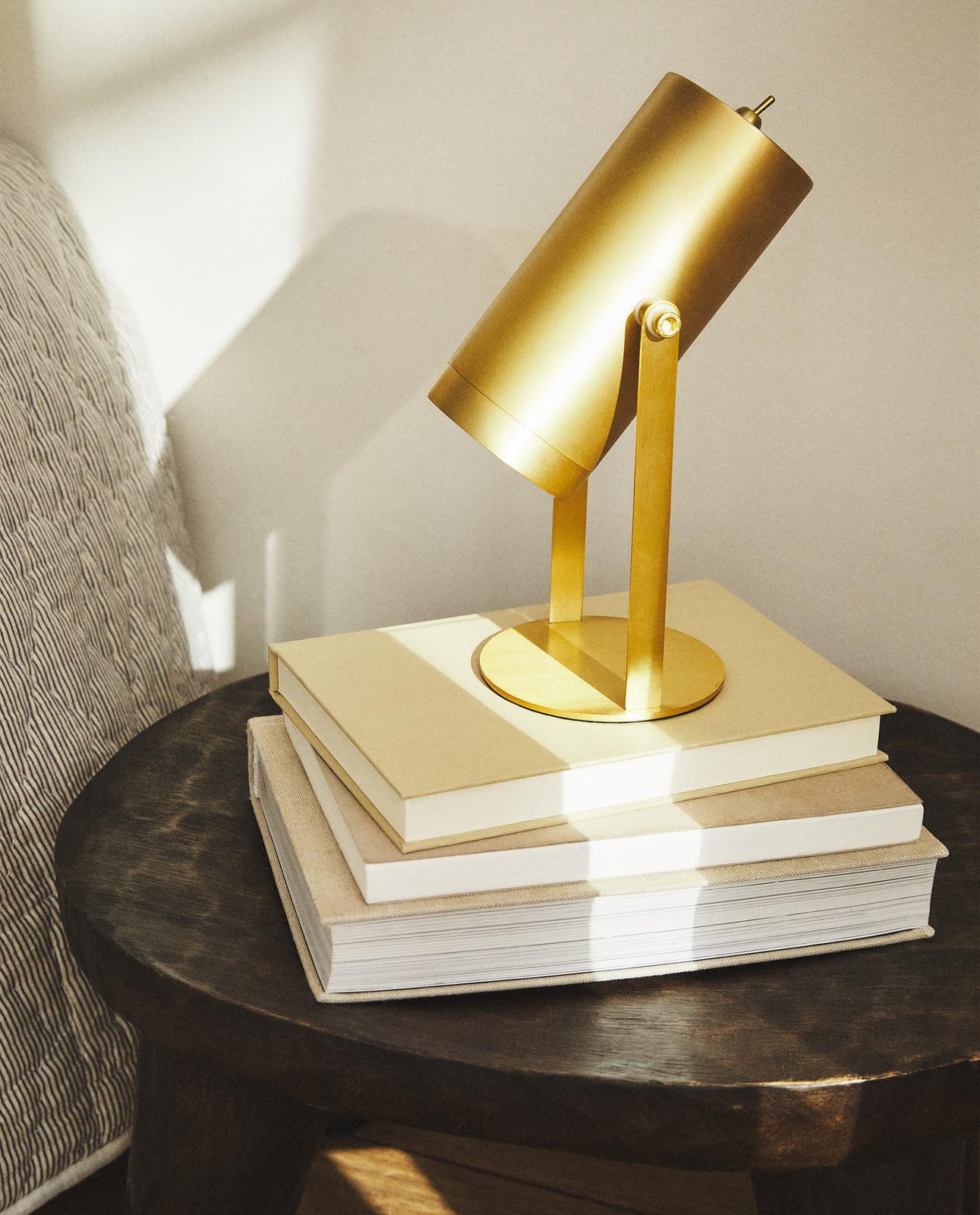 ZARA HOME ЛАМПА | НАСТОЛЬНЫЙ РЕФЛЕКТОР С ЗАРЯДКОЙ ЧЕРЕЗ USB ракурс 3