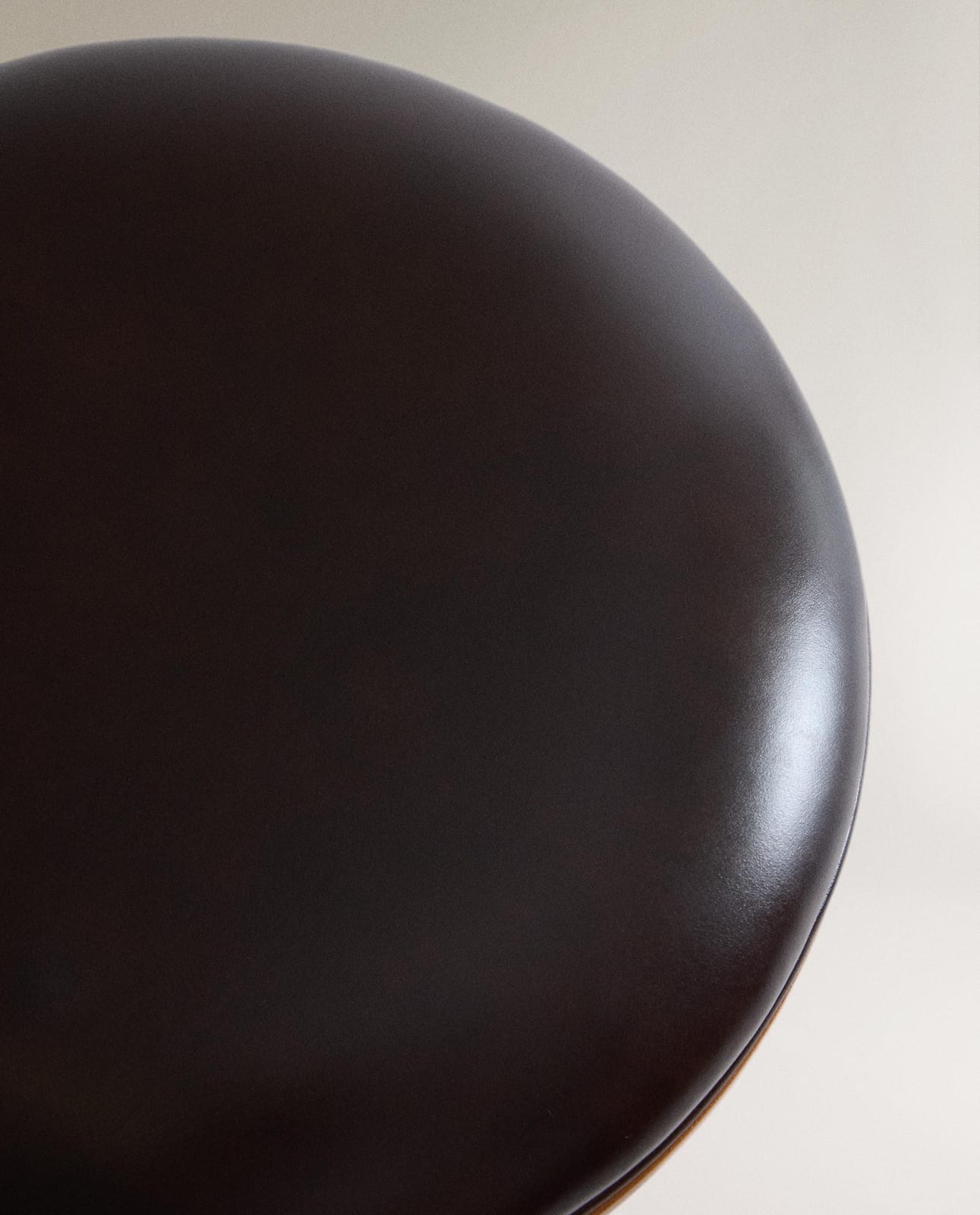 ZARA HOME ТАБУРЕТ ИЗ КОЖИ И НЕРЖАВЕЮЩЕЙ СТАЛИ ракурс 8