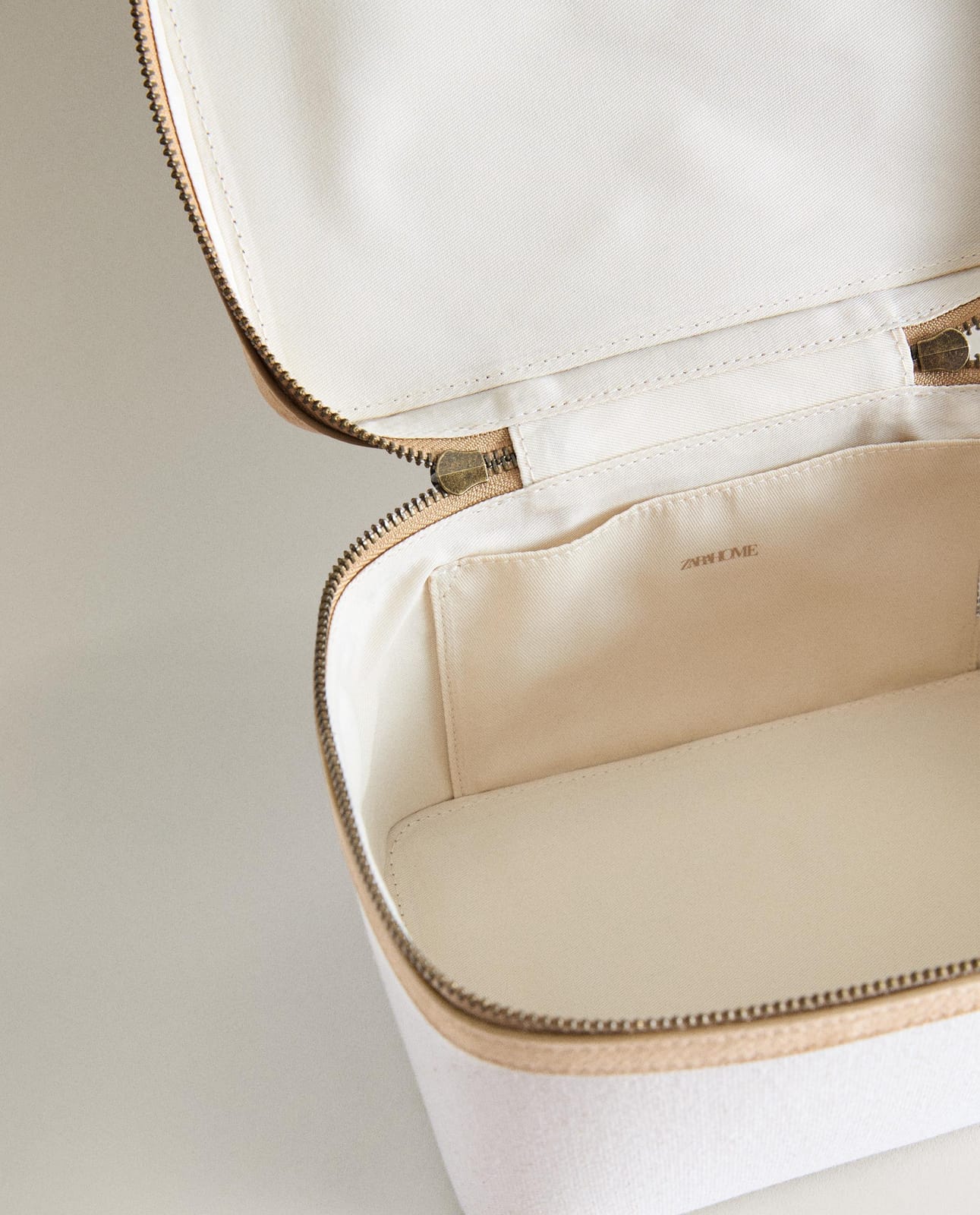 ZARA HOME ЖЕСТКАЯ КОСМЕТИЧКА ИЗ ХОЛСТА И КОЖИ ракурс 5
