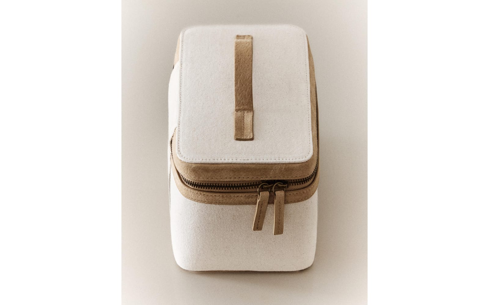 ZARA HOME ЖЕСТКАЯ КОСМЕТИЧКА ИЗ ХОЛСТА И КОЖИ ракурс 3