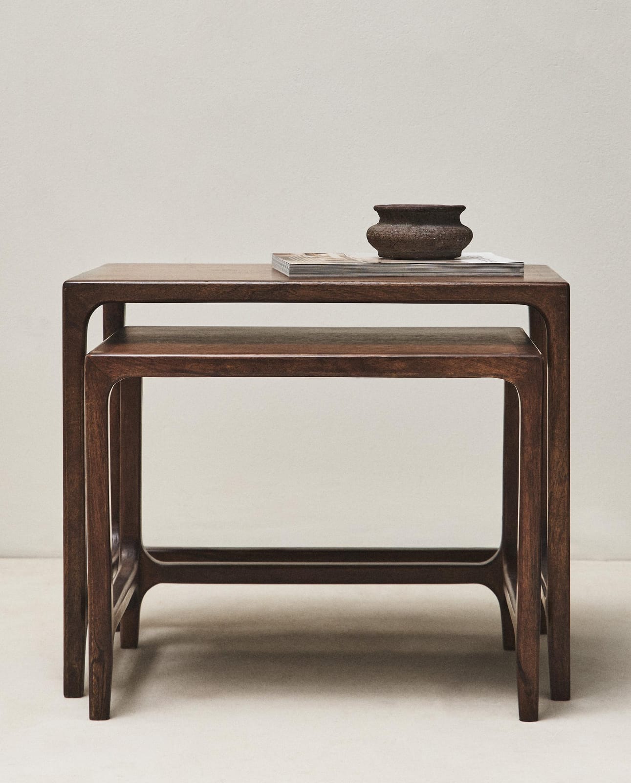 ZARA HOME ДЕРЕВЯННЫЕ ГНЕЗДОВЫЕ СТОЛИКИ (КОМПЛЕКТ 2 ШТ.) ракурс 3