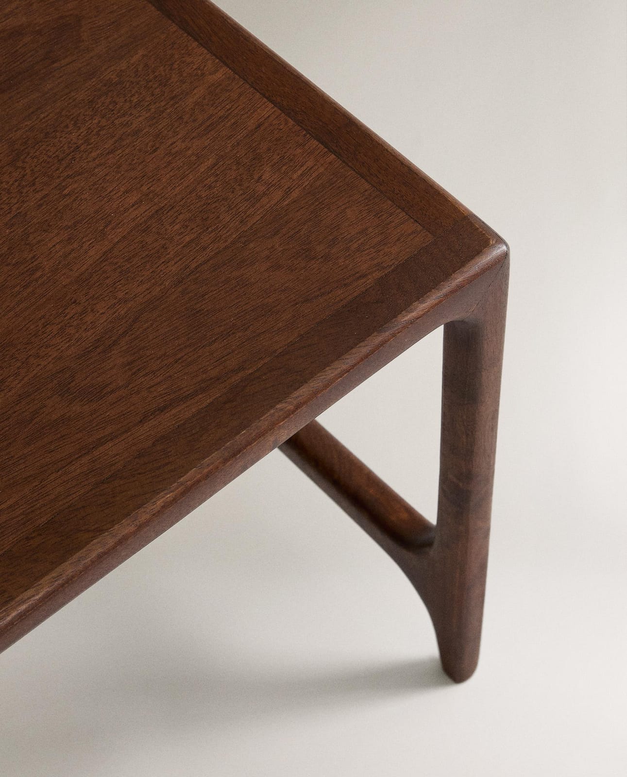ZARA HOME ДЕРЕВЯННЫЕ ГНЕЗДОВЫЕ СТОЛИКИ (КОМПЛЕКТ 2 ШТ.) ракурс 4