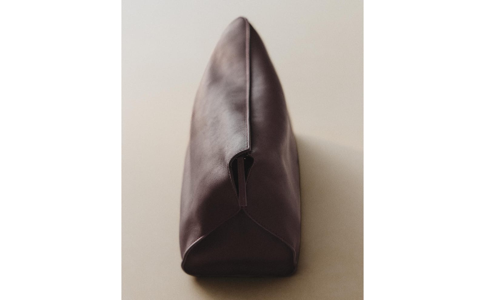 ZARA HOME МИНИМАЛИСТИЧНАЯ КОСМЕТИЧКА КОЖАНАЯ ракурс 4