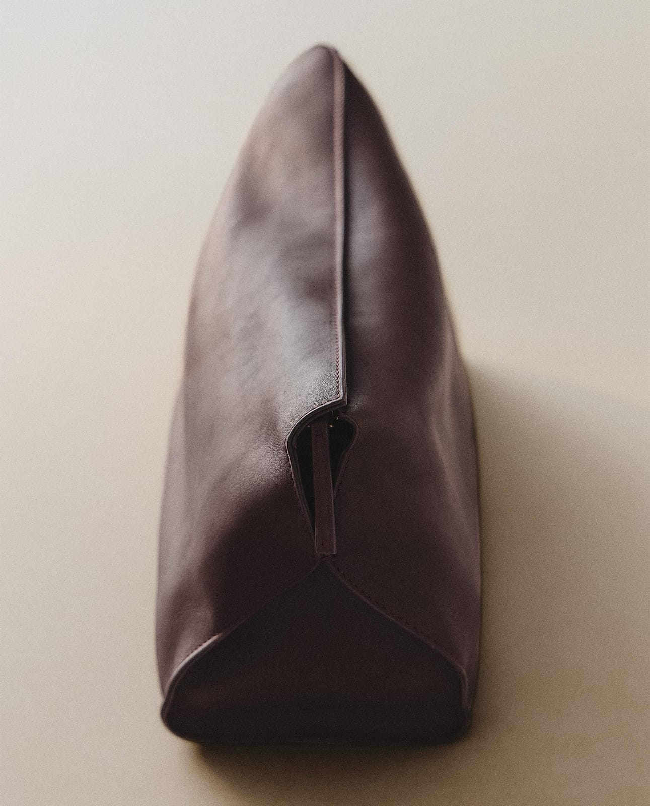 ZARA HOME МИНИМАЛИСТИЧНАЯ КОСМЕТИЧКА КОЖАНАЯ ракурс 3