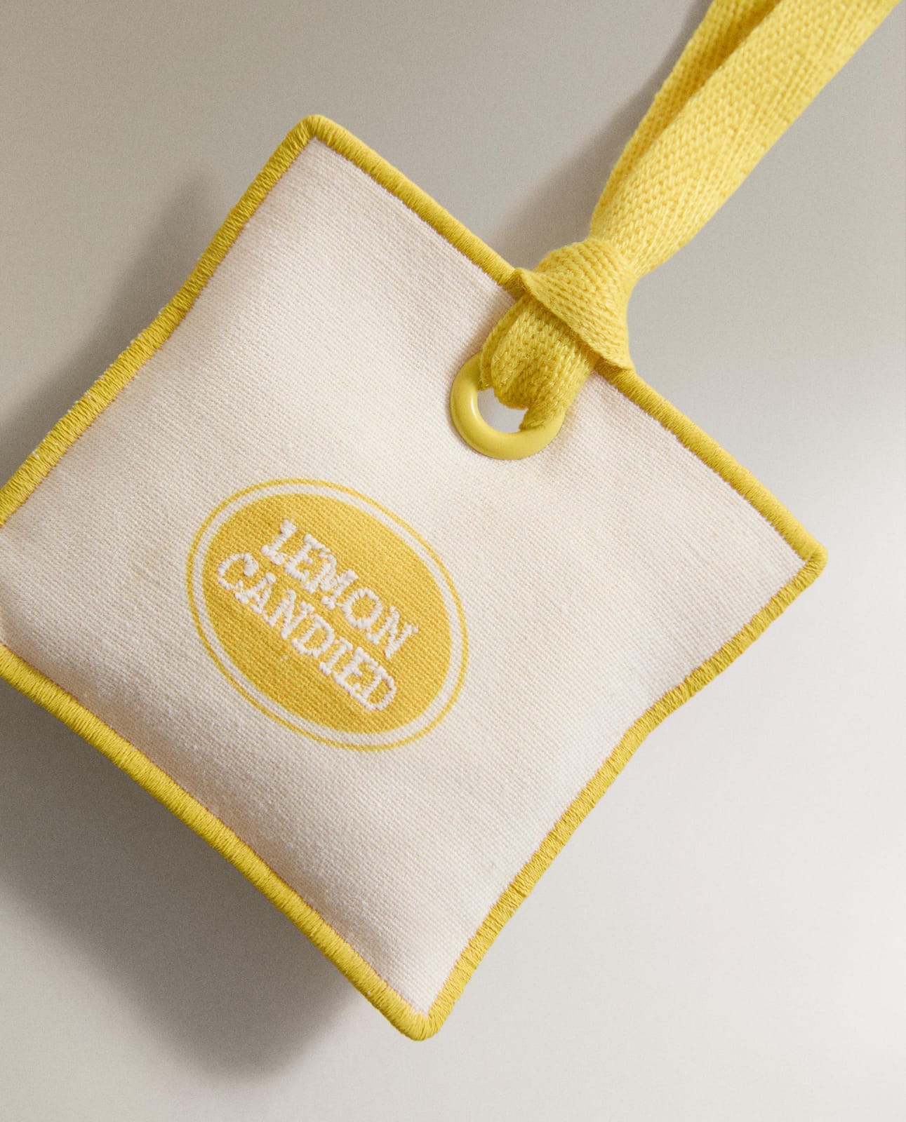 ZARA HOME АРОМАТ ДЛЯ АВТОМОБИЛЯ И ШКАФА LEMON CANDIED ракурс 6